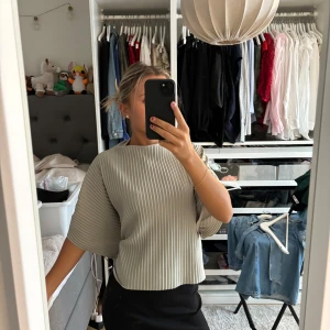 Ginatricot blus - Jätte fin topp/blus från Gina som inte kommer till användning längre, fin ljusgrön färg som passar till mycket! 