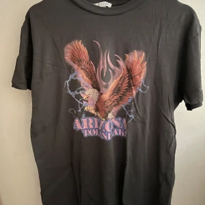 T shirt - Säljer denna t shirt med tryck, knappt använd! Fint skick