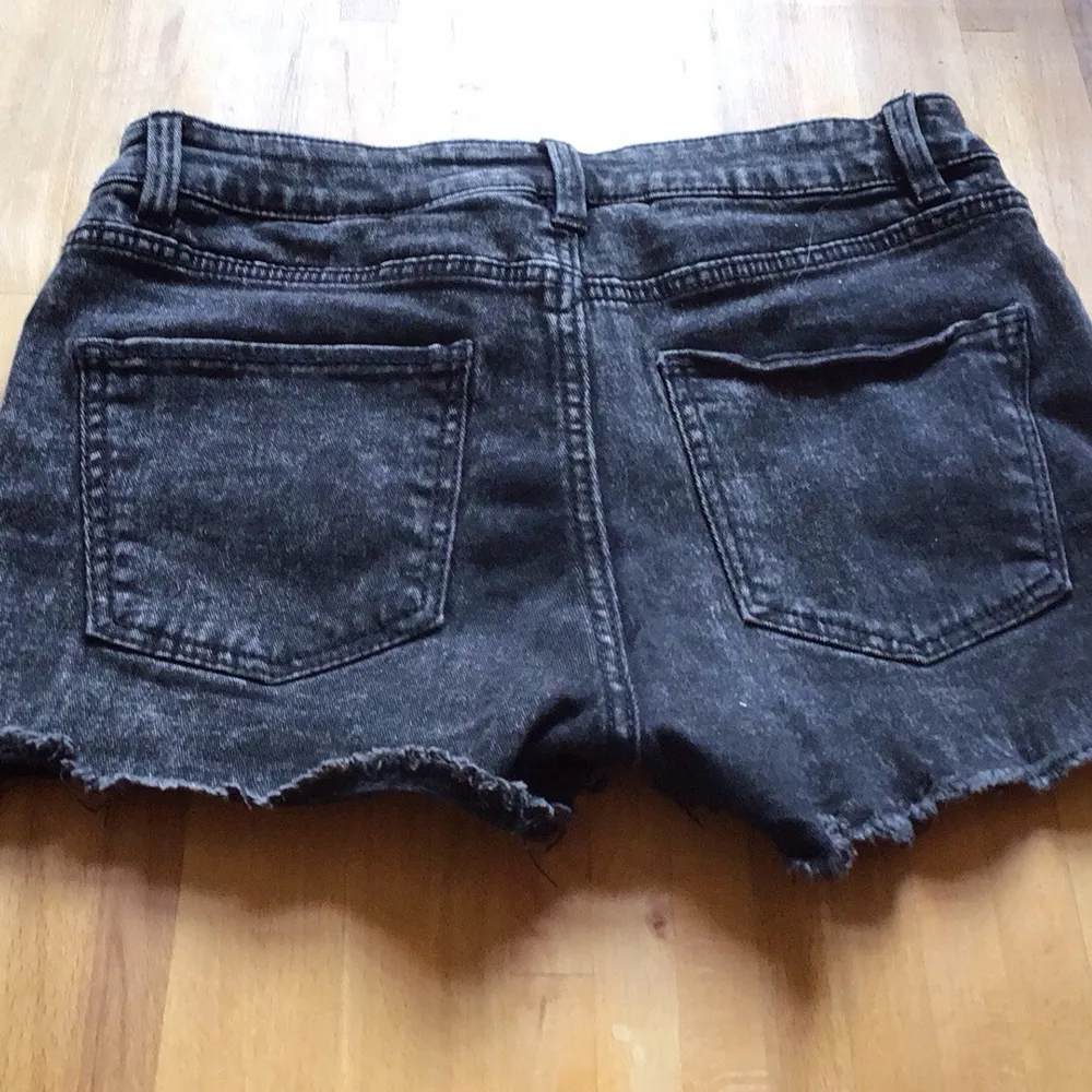 Svarta shorts hm.nnyskick, aldrig använda. Storlek 9-10 år passar storlek xss/xs.. Shorts.