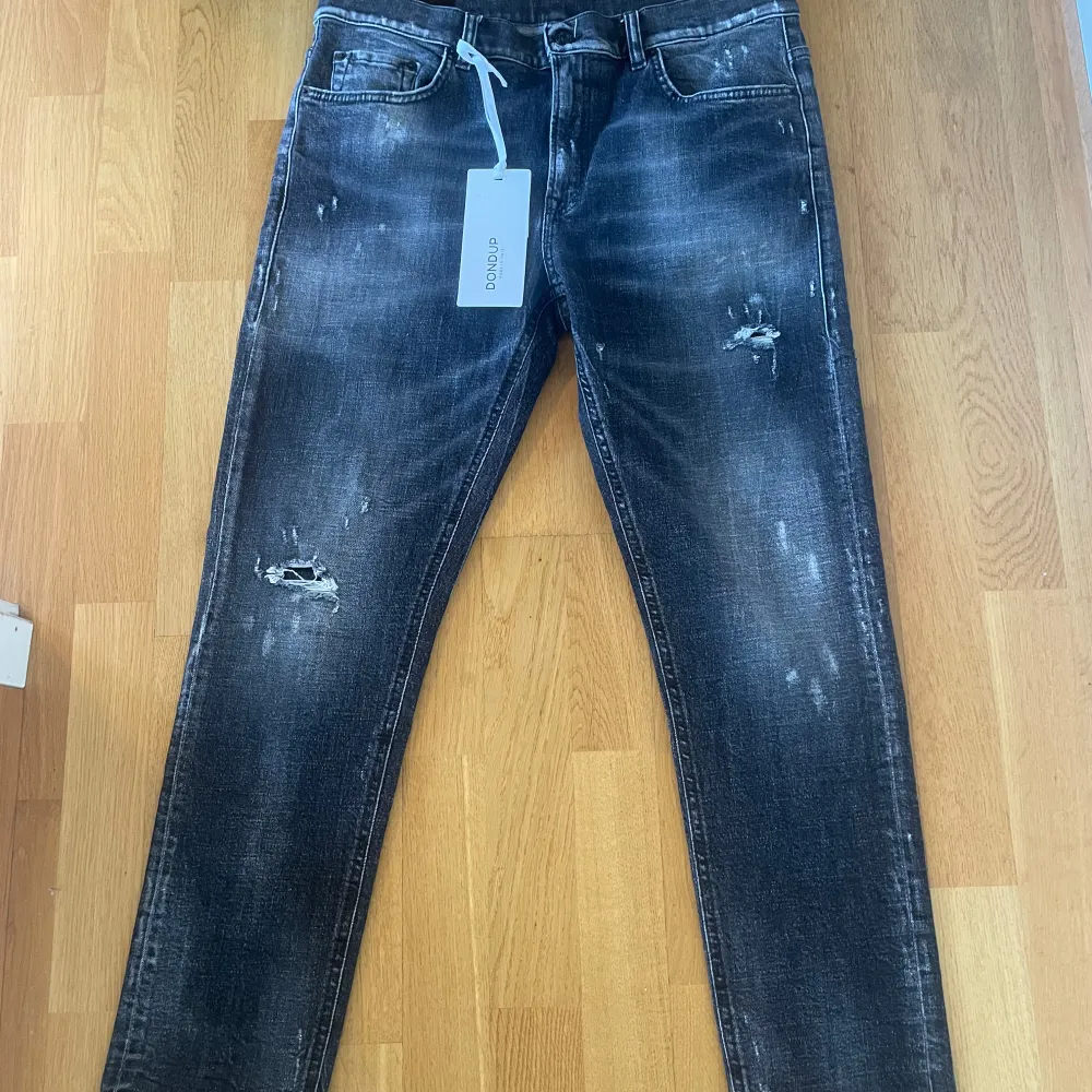 Säljer nu ett par helt nya riktigt feta dondup jeans i storlek 31. Nypris är ca 4000, mitt pris 999. Skriv vid fler frågor eller funderingar🤙. Jeans & Byxor.