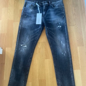 Dondup jeans - Säljer nu ett par helt nya riktigt feta dondup jeans i storlek 31. Nypris är ca 4000, mitt pris 999. Skriv vid fler frågor eller funderingar🤙