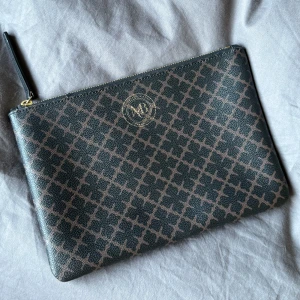 By Malene Birger väska - Säljer denna drömmiga by malene birger väskan som inte längre kommer till användning💕detta är en modell som inte säljs längre😍väskan har mascarafläck från när jag hade den på balen men är inget som påverkar väskan - ord pris är över 1000