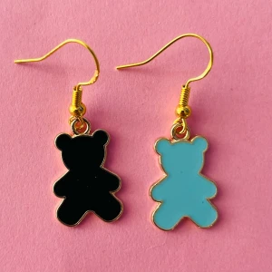 Björn örhängen  - Nickelfria krokar. Kan hämtas i Hornstull i Stockholm eller skickas. ❤️