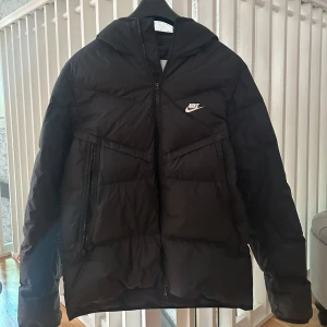 Nike Vinterjacka - Säljer denna snygga vinterjacka från Nike. Använd två vintrar, inga defekter, riktigt bra skick! Strl M