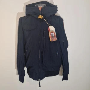 Parajumpers Masterpiece Gobi spring  - Helt ny Parajumpers Gobi spring i mörkblått. Storlek L Certilogo för kontroll av äkthet.