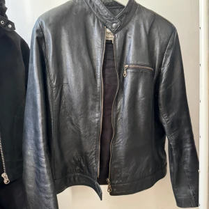Super fin skinnjacka - Super fin skinnjacka jag verkligen älskar men som tyvärr inte kommer till användning. Köpt här på plick för 600kr men säljer för 400kr.  Strl M/38 men passar även S/36 men litelite större passform.