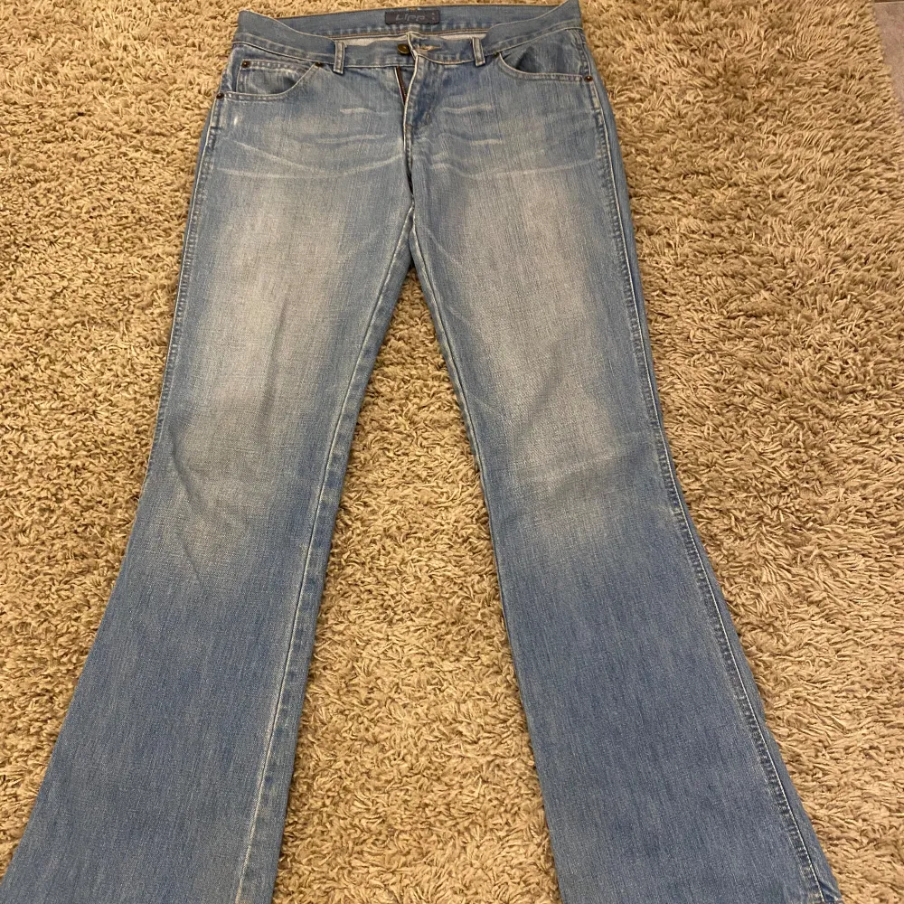 Säljer nu dessa lågmidjade bootcut jeans då det tyvär blivit för små. Det är i mycket fint skick. Midjemått 37 rakt över, innerbenslängd 80. . Jeans & Byxor.