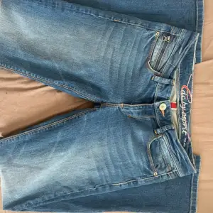 Supersnygga lågmidjade jeans från EDC by espirit! De är i väldigt bra skick 💕  Midjemåttet ~ ca 36 cm mätt platt Innerbenslängden ~ ca 77 cm Total längd ~ ca 99 cm Storlek W28 L32  Säljer för att dem är lite för stora för mig tyvärr (lånade bilder)