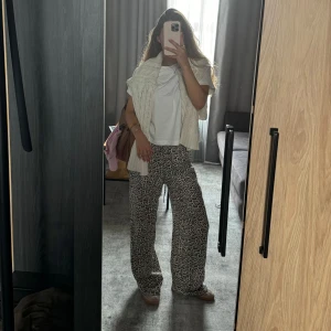 Stradivarius linne leopard byxor! - Jättefina leopard byxor från Stradivarius!!!! Så fin lite blekt print som passa jättefint med både vitt och svart❣️ Storlek S men passar även XS-M då man kan justera i midjan! Använda en gång💕