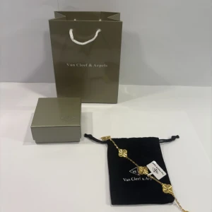 Van Cleef & Arples Armband - 18k guldplatterad 💛 Leverans tid 1-3 arbetsdagar 🚚  Följ oss gärna på Instagram @vitaparlan.co 🤩