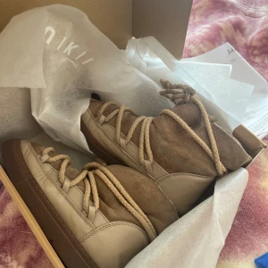 Inukki 🫶🏻 - Super snygga trendiga inukki skor inför vintern/hösten 🫶🏻 storlek 38/39  Lite använda men allt i får och tvättas och fixas innan 🫶🏻 Stygnen har gått loss vid främre delen på ena skon, ingen som man tänker på