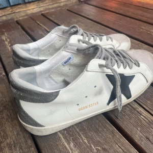 Golden goose  - Säljer ett par skitsnygga golden goose skor! 10/10 i skick och dessutom kommer en dustbag med i köpet. Nypris 5800. Skorna e 100% legit. Storlek 43. Tveka inte om ni har några frågor!