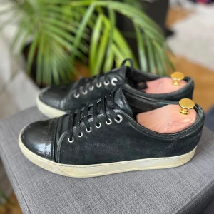 Lanvin skor - Tja, säljer nu dessa Lanvins i storlek UK 8 vilket passar 43-44 i EU. Helt okej skick med lite skador på cap toen men fortfarande riktigt snygga. Hör av dig vid fråga eller fundering!