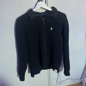 Ralph lauren half zip - Tröjan är i bra skick men dragkedjans sak man håller i för dra up är borta men funkar fortafarnde lika bra👍