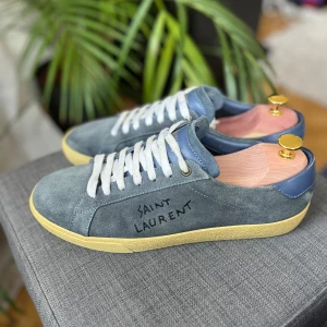 Saint Laurent skor - Tja, säljer nu dessa Saint Laurent skor i riktigt bra skick 8,5/10. Skorna är i storlek 42,5 men passar även uppåt 43,5. Hör av dig vid frågor eller funderingar! 