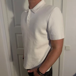 Vit Pikétröja i Nyskick - Säljer en stilren vit pikétröja. Tröjan är i nyskick utan prislapp och gjord av ett extremt mjukt och strechigt material. Storlek M men passar även som S. Modellen är 182 cm och väger 75 kg. Pris går att diskuteras!