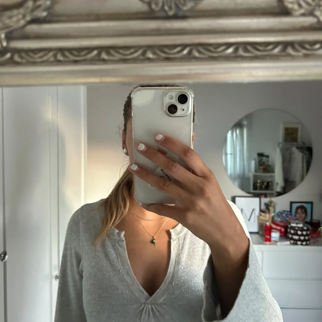 Glittrig klänning med utsvängda armar. Perfekt till kallare dagar.  - 91