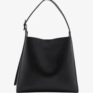 Mango väska  - Säljer denna perfekta skolväska ifrån mango som köptes för 1 månad sen men aldrig kom till användning. Helt ny, inga defekter! Nypris 599, mitt pris 499kr!