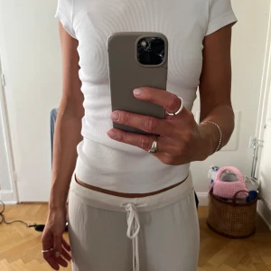 Djerf avenue t-shirt - Vit ribbad t shirt från Djerf Avenue i strl XS. Knappt använd! 