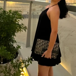 Halterneck klänning från zara - En jättefin klänning med halterneck och inbyggda shorts. Använd 1 gg❤️