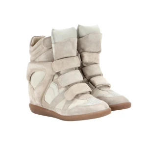 Isabell marant Beigea sneakers// tar emot byten - TAR EMOT BYTEN MOT INUKIIS, VALENTINOs, LOUBS! Säljer ett par snygga beige ISABELL MARANT sneakers med kilklack. De har den coola classica och mer ”virala” designen med flera kardborreband och är gjorda i mocka och syntetmaterial. Dm för egna bilder