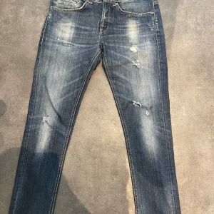 Dondup jeans  - Sjukt feta Dondup jeans men riktigt snygga detaljer. Bra skick. Hör av er vid funderingar! 