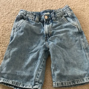 H&M jaens cargo shorts - H&M cargo st.146 loose fit  vi kan diskutera priset bra skick andvänd ett par gånger