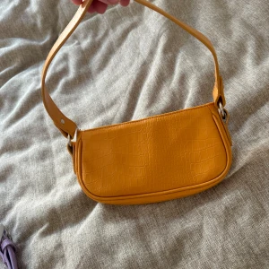 Liten senapsgul axelremsväska från Asos - Aldrig använd. 