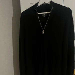H&M Half zip - Half zip från Hm i storlek M. Använd fåtal gånger så inga defekter alls. Säljes pågrund utav att den endast hänger i garderoben och tar upp plats.