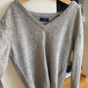 Stickad gant tröja - Säljer denna stickade tröja från gant då den inte kommer till användning 💞är i strl M men skulle säga den passar S och Xs och beror på hur man vill att den ska sitta❤️