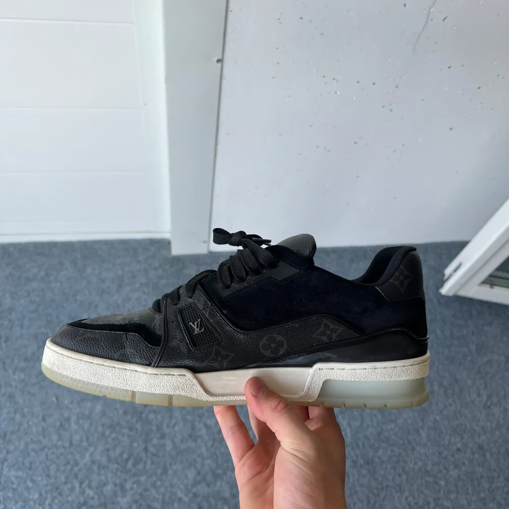 LV trainers i sjukt bra skick! Sparsamt använda och har inga flaws Strl lv8 vilket motsvarar 42, passar 43   Allt og finns. Skor.