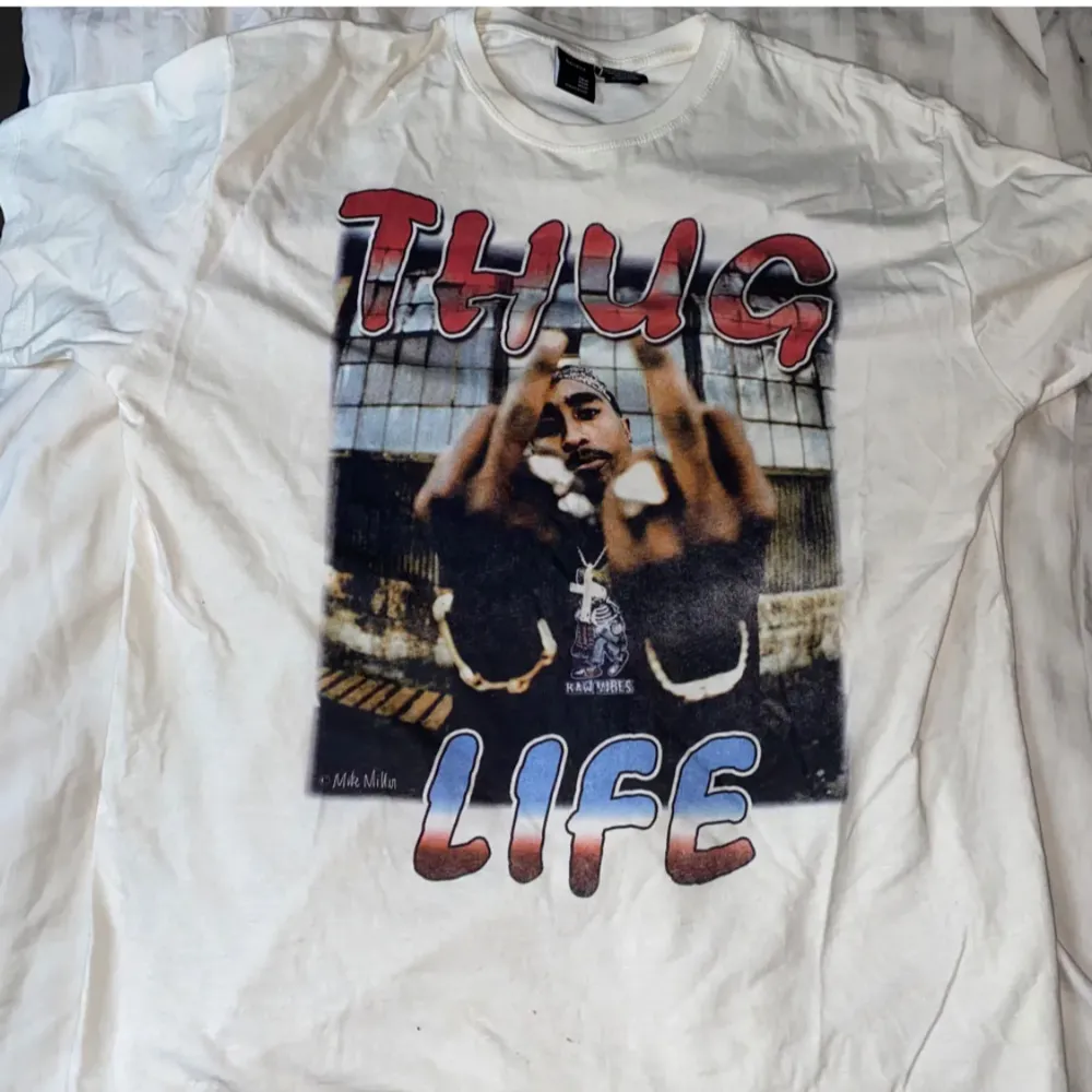 Knappt använd t-shirt med Tupac-tryck, unisex och oversized, stl XS, finns inte i butik längre. T-shirts.