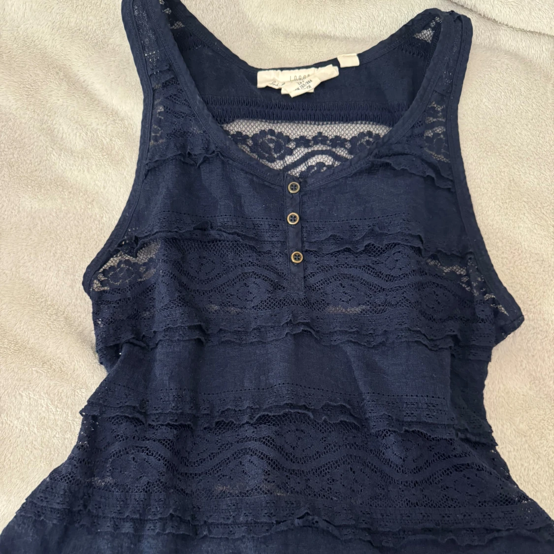 mörkblå spets linne