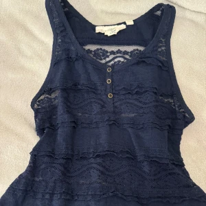 mörkblå spets linne - säljer det här jättegulliga linnet då den inte kommer till använding . vet inte vilket märke ❤️ 