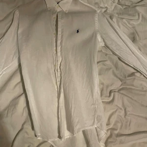 Vit Ralph lauren linneskjorta  - Använd vid 2 tillfällen den är som ny 