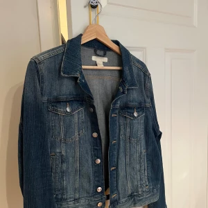Jeansjacka  - Från hm! Väldigt fin färg 