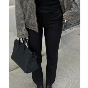 Vilma kostymbyxor bikbok  - Säljer nu dessa superfina kostymbyxor från bikbok då de ej kommer till användning längre. Skriv för egna bilder. Dessa byxor är i stolek 38 men har även storlek 36, gå in på min profil för att hitta dem❤️☺️