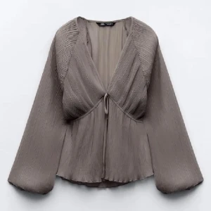 Zara blus  - Säljer denna blusen då den sitter för tajt på mig runt bysten, använd 2 gånger. Storlek L men skulle sitta bra på S-M! 