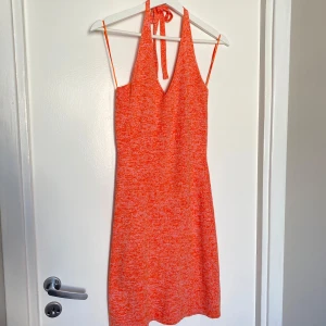Klänning - Corall rosa klänning från bikbok, strl M. Djup v-ringning fram med öppen rygg. Endast testad. Priset är alltid diskuterbart🌸