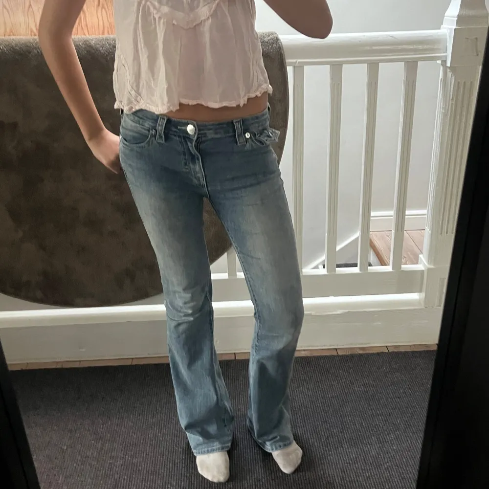 Rebecca mid rise bootcut. Nypris: 1500kr Storlek 28. Passar bra på mig som är 175cm och har vanligtvis S för referens.. Jeans & Byxor.