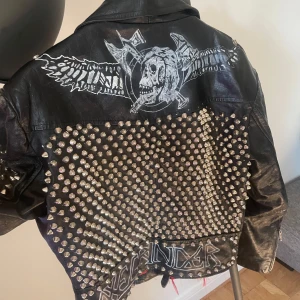 Punk jacka med nitar - Gjort den själv de tog sin tid men perfekt för nån som gillar punk å vill ha en jacka som passar in å slippa göra en själv 