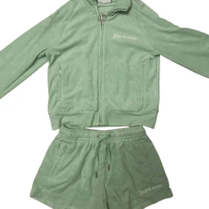 Juicy Couture - Fint ljusgrönt juicy mjukis sätt. Tyget är som typ handduks liknande men är fortfarande jätte mysigt, använt 1 gång