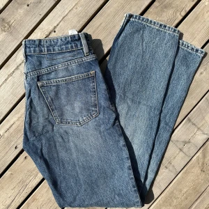 Marinblåa jeans, Zara - Nästan nya (använda 2 gånger) fina jeans från Zara.   LÅG MIDJA - RAKA BEN - FULL LENGTH  Storlek 34  100% bomull