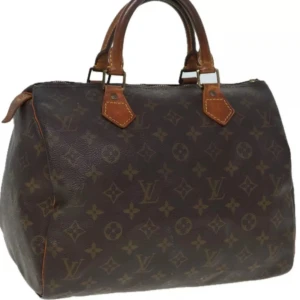 Louis Vuitton Speedy 30 - Louis Vuitton Speedy 30. Ett måste i väskkollektionen! Bra storlek för både vardagsbruk och resor. Perfekt att använda som skol-/arbetsväska. Speedy ger en touch av lyx och stil till varje outfit.