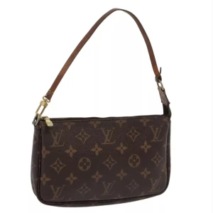 Louis Vuitton Pochette - En av Louis Vuittons mest populära väskor! Perfekt för att hålla dina dagliga saker på ett elegant sätt. Det finns plats för både telefonen, korthållaren, nycklar och lite smink. Tillverkad av slitstark canvas med läderdetaljer. 