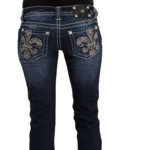 Miss me jeans - Snygga miss me jeans i bra skick!💕Säljer för att dom inte passar mig. Midjemått: 40cm rakt över, innerbenslängd: 80cm