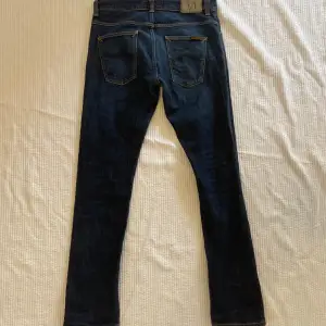 Hej! Säljer nu dessa sjukt snygga nudie jeans. Superfint skick! Passformen är slim 