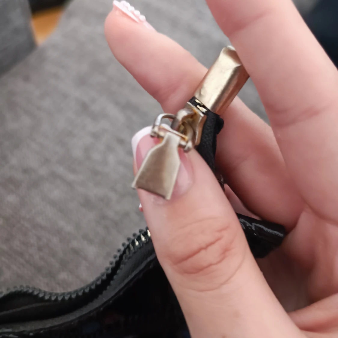 Svart axelväska med krokodilmönster - 92