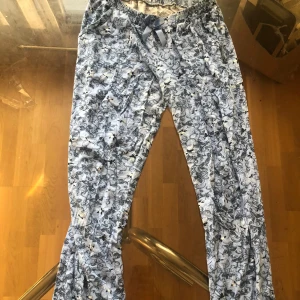 En par pyjamsbyxor - Ett par pyjamasbyxor med mönster