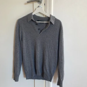  piké tröja i Kashmir  - Säljer en grå Kashmir piké tröja i storlek M. 